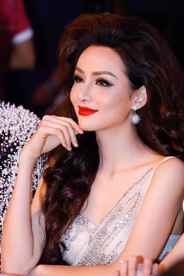 Sau khi kết hôn, Hoa hậu Diễm Hương ít tham gia các hoạt động giải trí để dành thời gian chăm sóc gia đình. Những tưởng hạnh phúc sẽ đến với Hoa hậu Diễm Hương thì cô lại tiếp tục phải đối diện với sự tan vỡ của cuộc hôn nhân thứ 2.