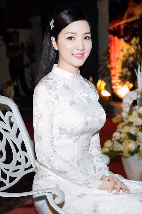 Ngoài ra, Giáng My cũng không ít lần khiến người hâm mộ trầm trồ khi xuất hiện trong những chiếc xế hộp khủng. Trước đây, cô dùng chiếc E-class phục vụ cho việc di chuyển. Đến năm 2009, cô tìm cho mình người bạn đồng hành mới là chiếc Mercedes S-Class 2010. Để sở hữu chiếc xế hộp này, người đẹp phải chờ hơn 6 tháng và chi hơn 4 tỉ đồng