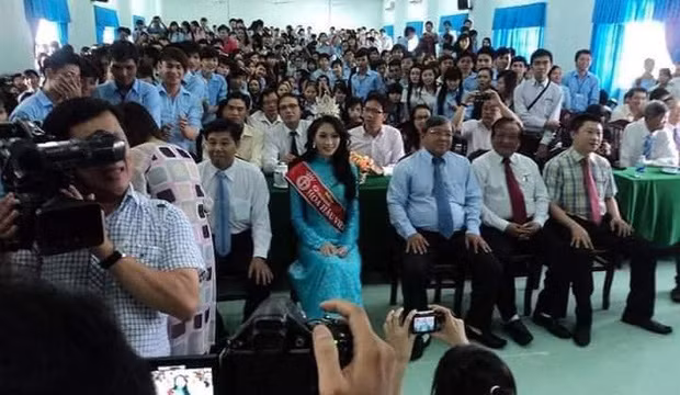 Dan tinh dao lai khoanh khac ve truong cua Hoa hau Thu Thao