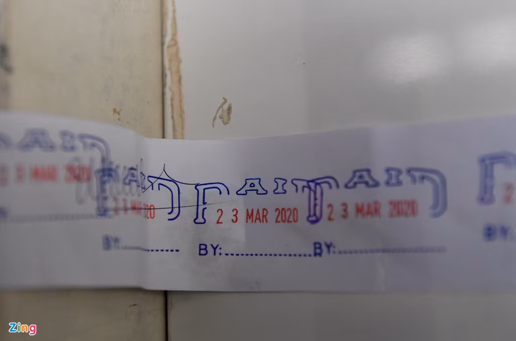 Có hàng vẫn còn giấy niêm phong từ tháng 3, thời điểm tạm ngưng khai thác đường bay quốc tế do dịch Covid-19.