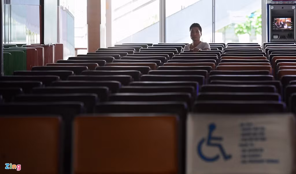 Các hàng ghế gần như không có người sử dụng, trở thành nơi ngủ nghỉ của một số nhân viên.