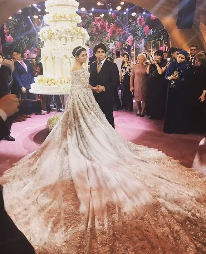 Trong ngày trọng đại, Madina đã mặc váy cưới thêu ánh bạc, hoa lụa cao cấp, pha lê và hàng trăm viên ngọc trai Swarovski có giá hơn 600.000 USD của hãng thời trang danh tiếng Ralph &amp; Russo. Hôn trường được trang trí lộng lẫy với điểm nhấn là chiếc bánh kem cao hơn 3 m. Theo Stylight, lễ cưới của ái nữ nhà tỷ phú Shokirova là một trong 10 đám cưới đắt đỏ nhất thế giới, thậm chí tốn kém hơn cả đám cưới của Kim Kardashian - Kanye West, Hoàng tử William - Công nương Kate.