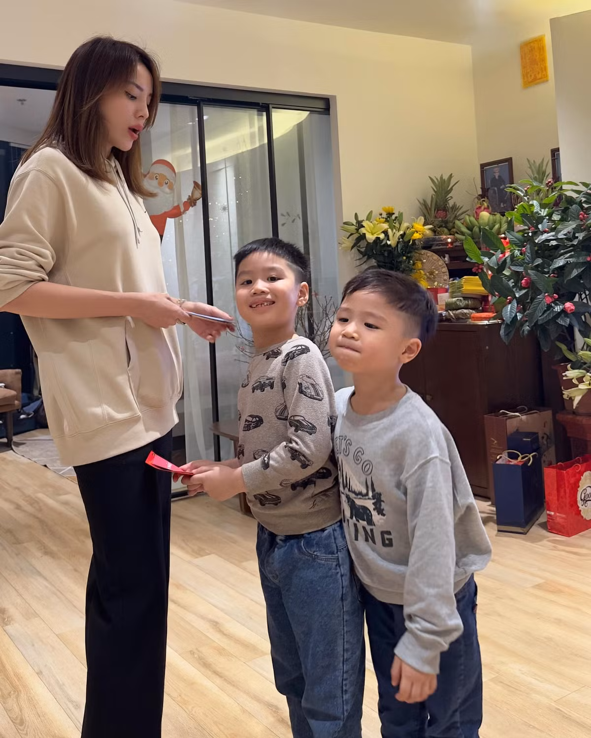 Hoa hậu Kỳ Duyên khoe hình ảnh giản dị đoàn tụ bên gia đình trong khoảnh khắc Giao thừa. Hiện sống, làm việc ở TPHCM nhưng mỗi dịp Tết Kỳ Duyên đều trở ra Bắc cùng gia đình.
