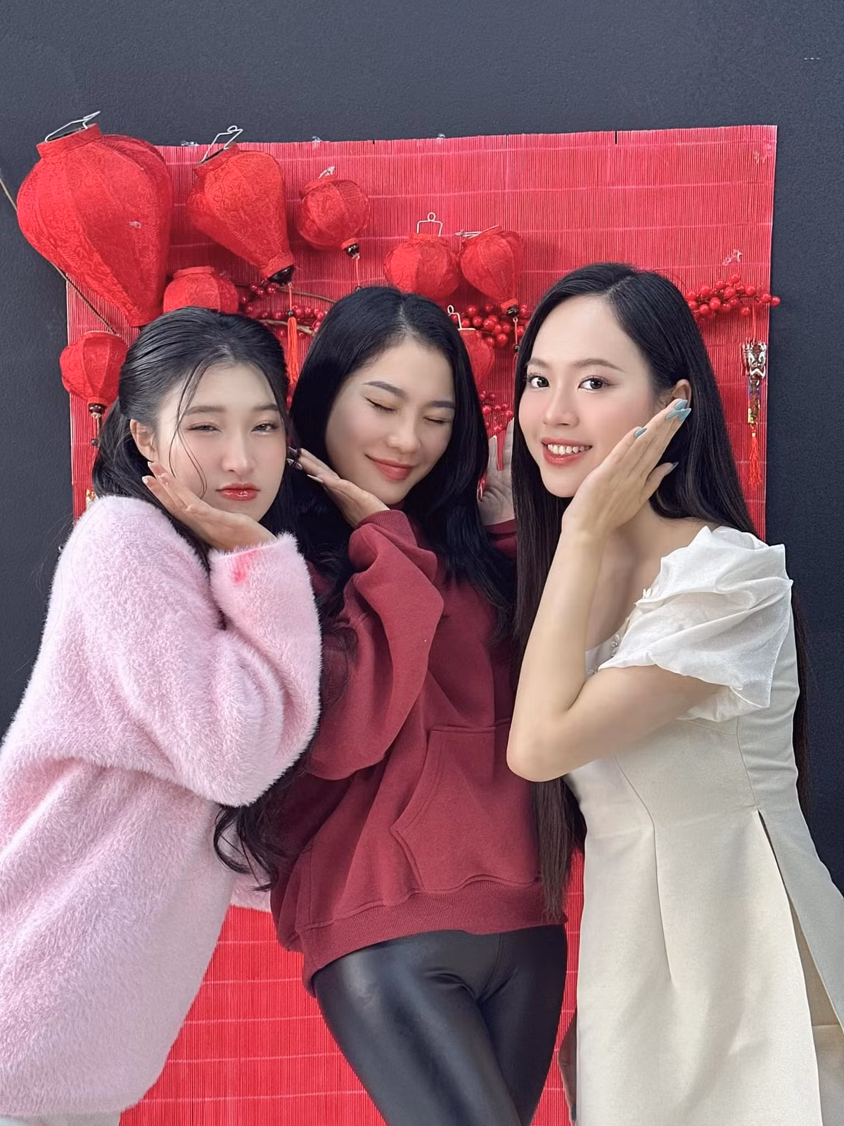 Hai á hậu Trịnh Thùy Linh và Nguyễn Phương Nhi hội ngộ trong ngày mùng 1 Tết. Hai người đẹp diện trang phục giản dị để ghi lại khoảnh khắc đầu năm mới. Vốn cùng quê Thanh Hóa, hai người đẹp có dịp gặp gỡ khi cùng về quê ăn Tết bên gia đình.