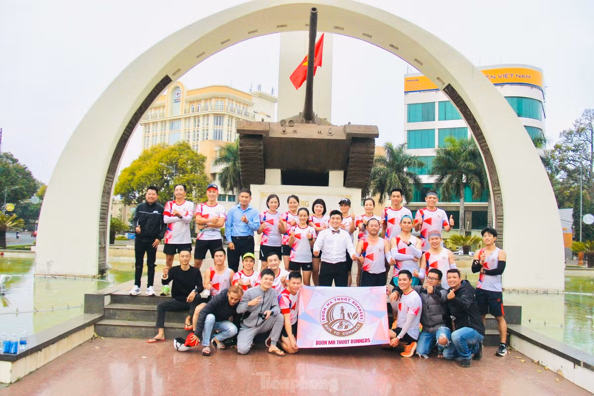 Các thành viên CLB Buôn Ma Thuột runners chụp lưu niệm tại Tượng đài Chiến thắng Buôn Ma Thuột