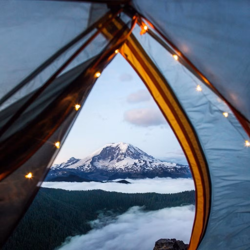 Bên ngoài chiếc lều nhỏ này là vùng hồ Summit và ngọn núi hùng vĩ tại rừng quốc gia Chugach, Alaska, Mỹ. Ảnh: Samgholman/Instagram.