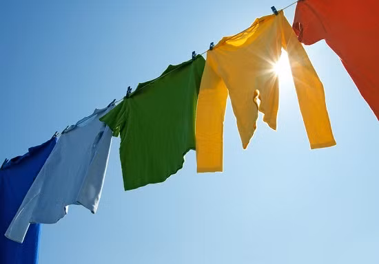 3. Không phơi quần áo ngay khi giặt xong: Quần áo giặt xong nhưng để trong máy giặt hoặc chậu đựng mà không phơi ngay, nhất là vào mùa mưa ẩm, rất dễ sinh mốc và có mùi hôi khó chịu. Tốt nhất, hãy chọn nơi thoáng mát, có ánh sáng để treo đồ.