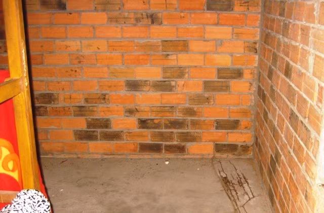Nhiều vết máu còn vươn lại tại hiện trường gây án.