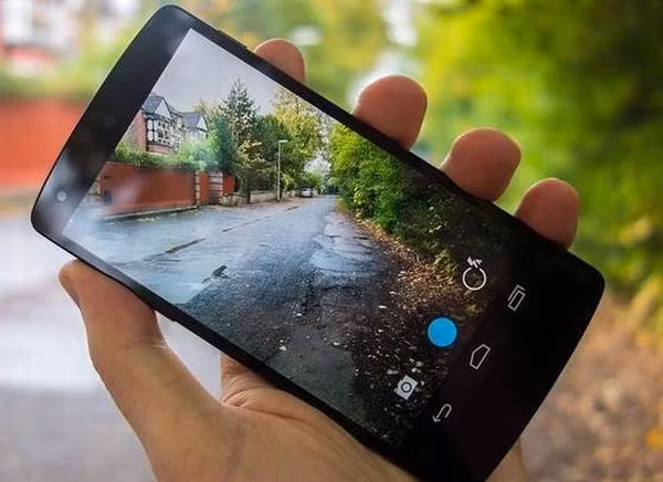 Theo đó, đại gia công nghệ Google đã thay áo cho Android một giao diện tối giản, trẻ trung, màu sắc nổi bật. Nexus 6 chạy Android 5.0 Lollipop có thêm tính năng tiết kiệm pin, kéo dài thời lượng sử dụng lên đến 90 phút.