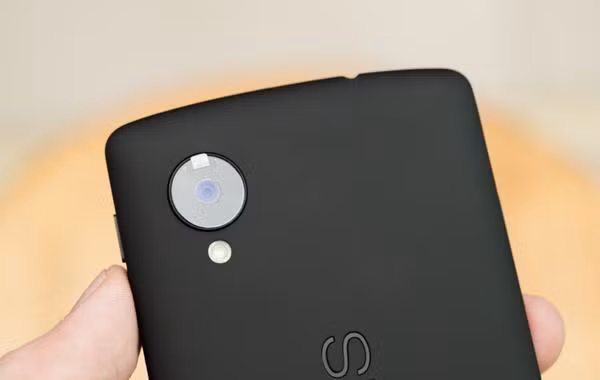 Máy có bộ nhớ RAM 3GB, camera sau 13 megapixel, camera trước 2 megapixel. Nexus 6 khác với dòng tiền nhiệm khi trang bị bộ nhớ trong mặc định 32 GB.