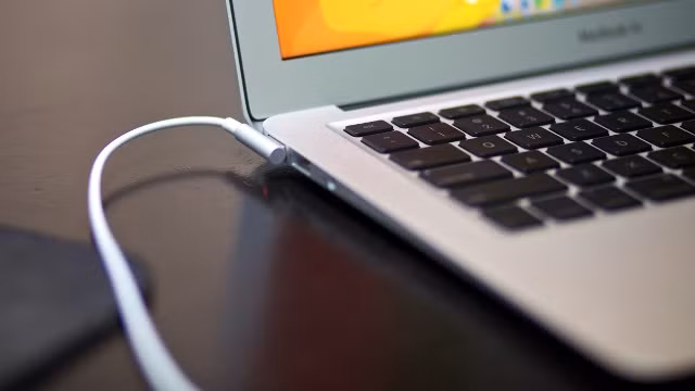Ngoài ra, điều dễ nhận thấy là nếu mở laptop thường xuyên, hóa đơn tiền điện theo đó tăng lên. Nếu môi trường làm việc bắt buộc phải để laptop trong tình trạng hoạt động liên tục, bạn có thể cân nhắc để chế độ Hibernate hoặc Stand by. Mặc dù điện năng cung cấp cho máy trong hai chế độ này vẫn có, song sẽ tiết kiệm hơn một chút.