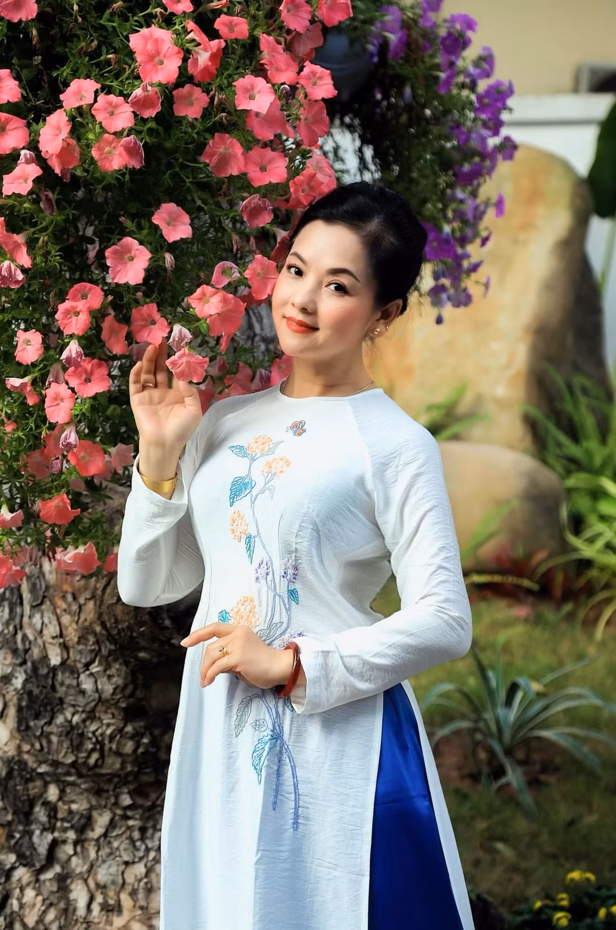 Ngỡ ngàng nhan sắc tuổi 52 của NSND Thu Quế - Hình 10 Ngo ngang nhan sac tuoi 52 cua NSND Thu Que-Hinh-10