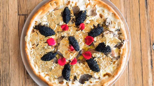 Món pizza có giá hơn 10 tháng lương cơ bản của 1 người Việt Mon pizza co gia hon 10 thang luong co ban cua 1 nguoi Viet