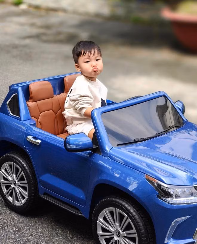 Moi 2 tuoi, quy tu nha Hoa Minzy da so huu xe hop mui tran