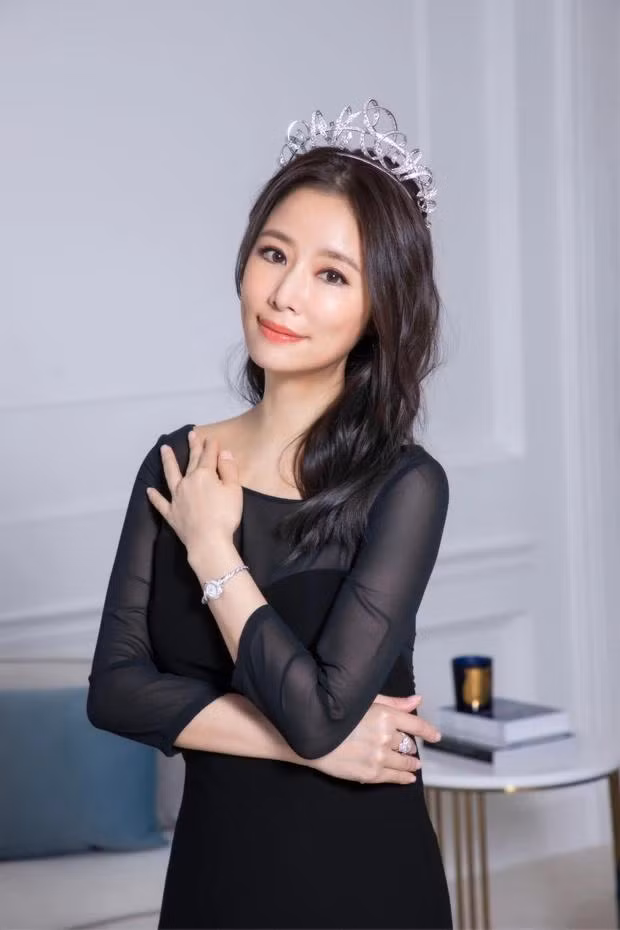 Bà xã Hoắc Kiến Hoa gây bất ngờ với nhan sắc trẻ trung, làn da căng mướt ở đột tuổi 45. Tuy nhiên, đó chỉ là sản phẩm của việc photoshop.
