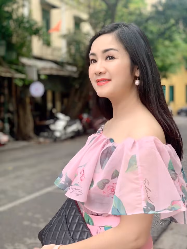 NSND Thu Hà từng được coi là biểu tượng nhan sắc trên màn ảnh Việt thập niên 1990 gắn liền với biệt danh "Lá ngọc cành vàng". Dù đã bước sang tuổi 52 nhưng nữ diễn viên vẫn giữ thân hình gọn gàng, phong thái nhanh nhẹn và gương mặt khó đoán tuổi.