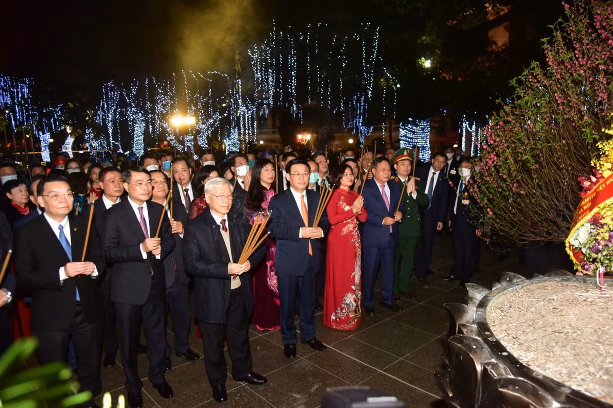 Đến dâng hương tại Tượng đài Lý Thái Tổ, Đền Ngọc Sơn, Tổng Bí thư tưởng nhớ công ơn các vị tiên hiền, tiên liệt, các liệt tổ, liệt tông đã dày công xây dựng và bảo vệ non sông đất nước.