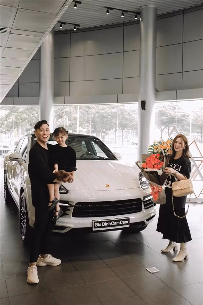 Cặp vợ chồng hot nhất mạng xã hội Kiên Hoàng - Heo Mi Nhon chào đón năm mới bằng chiếc Porsche Cayenne Coupe. Bản tiêu chuẩn của chiếc xe này có giá niêm yết hơn 5 tỷ đồng tại Việt Nam. "Đầu năm thêm một chú ngựa để năm nay và cả những năm tới phi thật nhanh. Thêm một mục tiêu nữa cùng bà và Cam (con gái cặp đôi) đã thành công", Kiên Hoàng hạnh phúc chia sẻ.