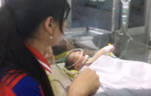 Chị Nguyễn Thị Kim Oanh, dì ruột cháu bé, nghẹn ngào trước thảm nạn của gia đình anh chị mình.