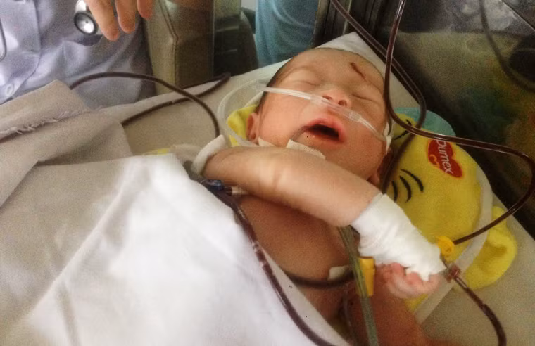 Đứa bé sơ sinh văng ra từ bụng mẹ sau vụ TNGT thương tâm hiện đang cùng cha điều trị tại bệnh viện ở Sài Gòn.