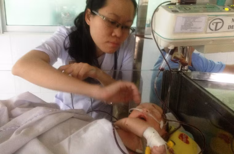 ...khiến nhân viên y tế vô cùng xúc động thương cảm cảnh đời bất hạnh của bé.