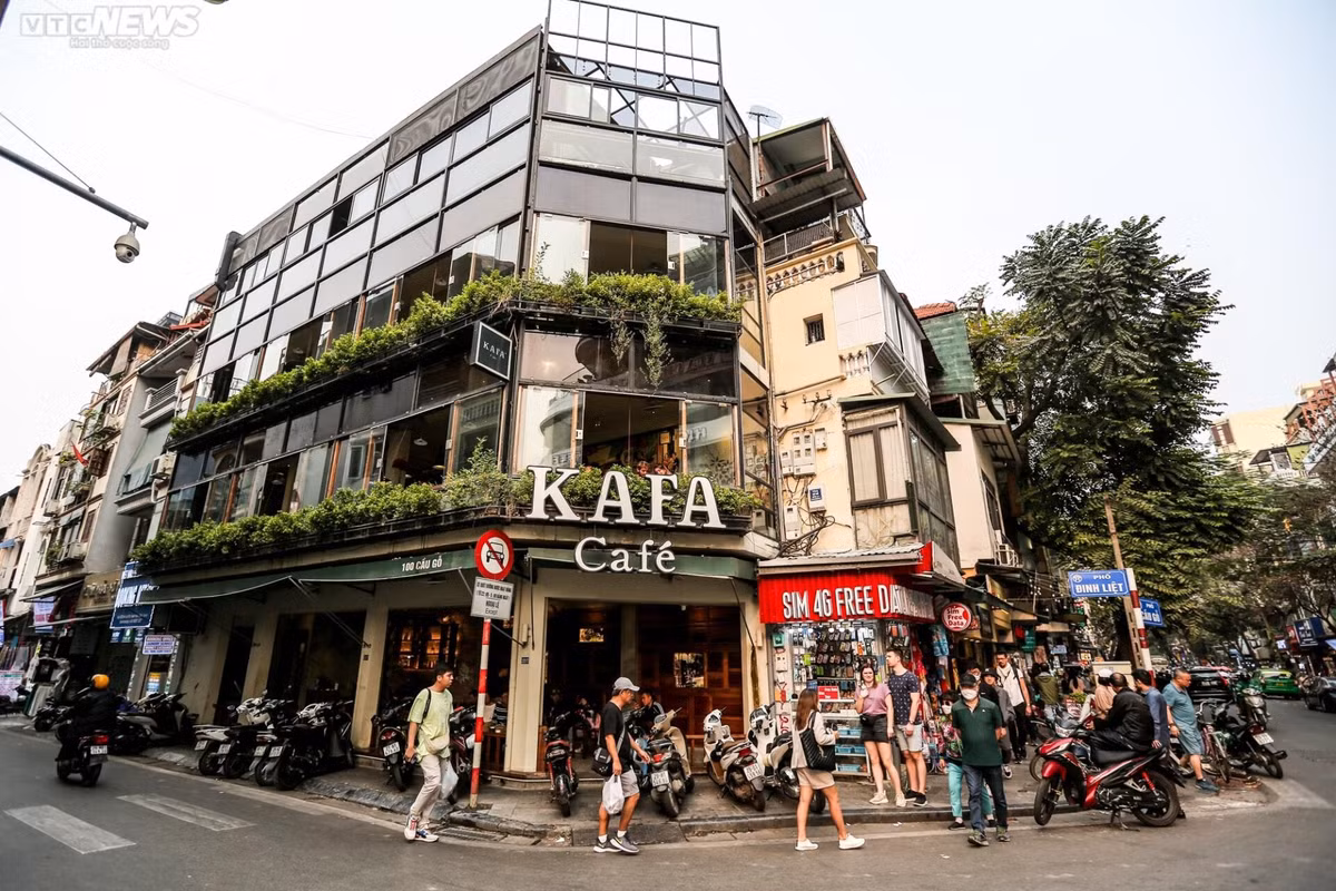 Anh Nguyễn Văn Linh (chủ quán cà phê trên phố Cầu Gỗ) cho biết, lực lượng chức năng cũng vừa ra quân xử lý các hộ kinh doanh lấn chiếm vỉa hè, may mắn anh Linh chỉ bị nhắc nhở. "Chúng tôi mở quán cà phê ra cũng mong muốn có khách đông. Nếu dẹp chỗ gửi xe tạm trên vỉa hè, không biết khi khách vào quán sẽ để xe ở đâu. Tôi cũng mong muốn lực lượng chức năng xử lý xe máy trên vỉa hè thì tạo điều kiện mở thật nhiều điểm gửi xe để chúng tôi kinh doanh thuận tiện", anh Linh bày tỏ.