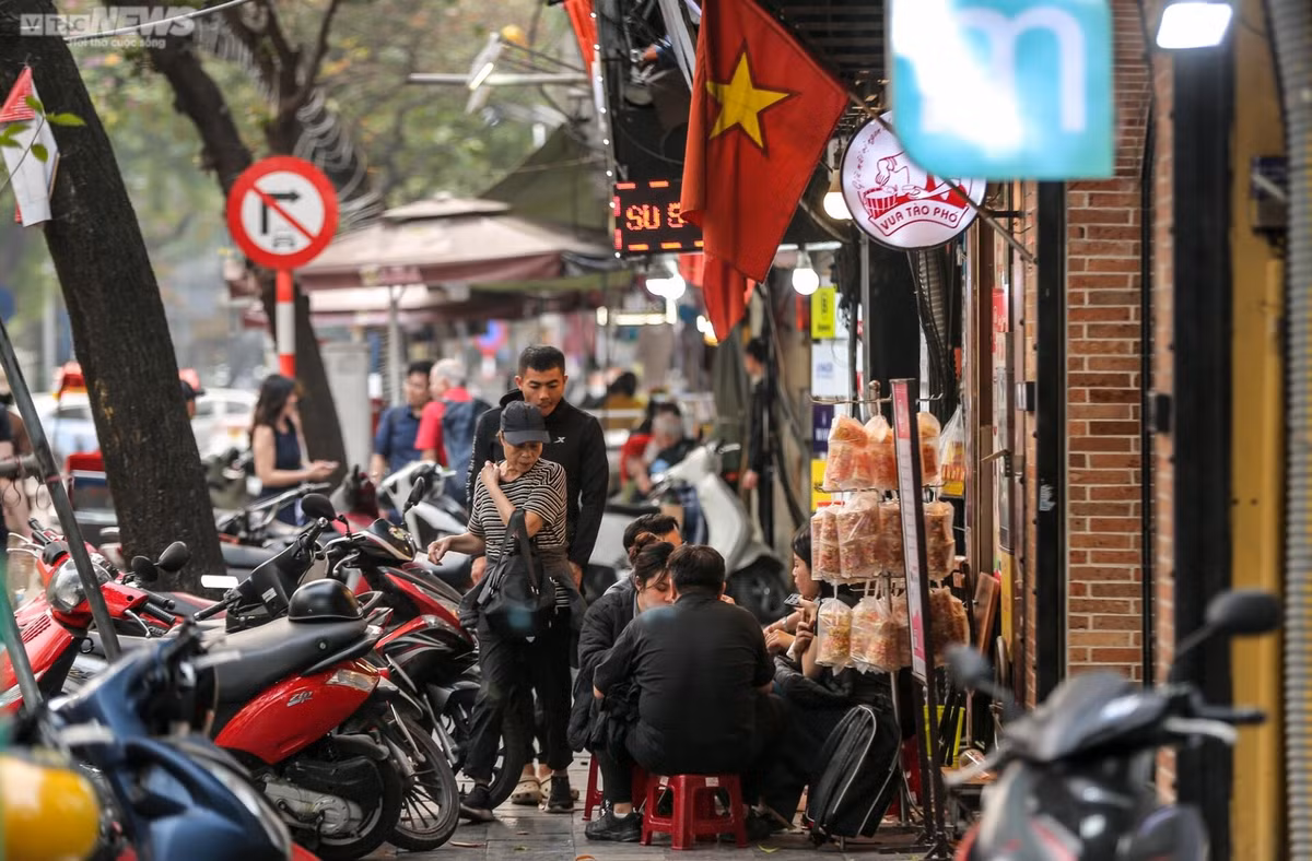 Nhiều quận, huyện trên địa bàn TP Hà Nội đang trong chiến dịch ra quân lấy lại vỉa hè cho người đi bộ. Tuy nhiên, tình trạng lấn chiếm vỉa hè trên nhiều tuyến phố chưa được cải thiện, nhiều cơ sở kinh doanh vẫn đua nhau bày bán hàng hoá, bàn ghế, lập bãi gửi xe... trên vỉa hè, bất chấp sự nhắc nhở của lực lượng chức năng.
