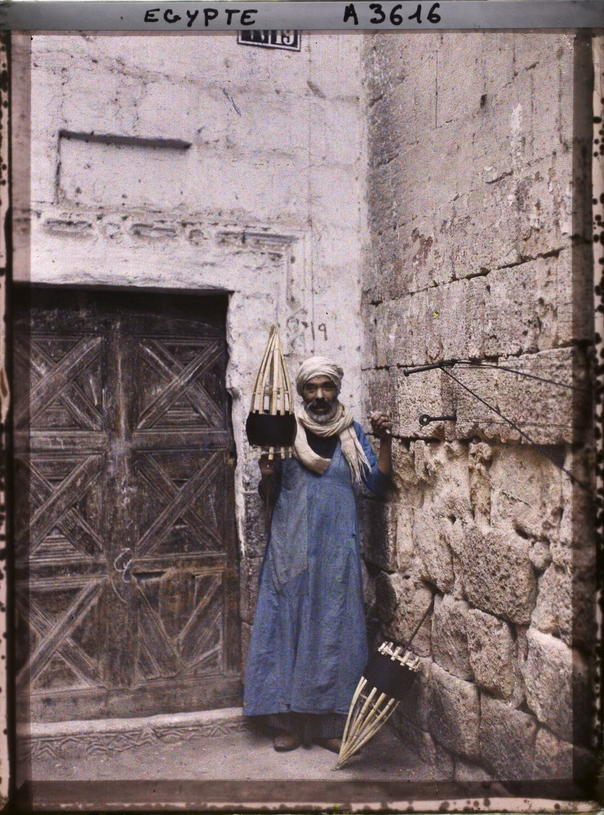 Người quay tơ trên đường phố Cairo.