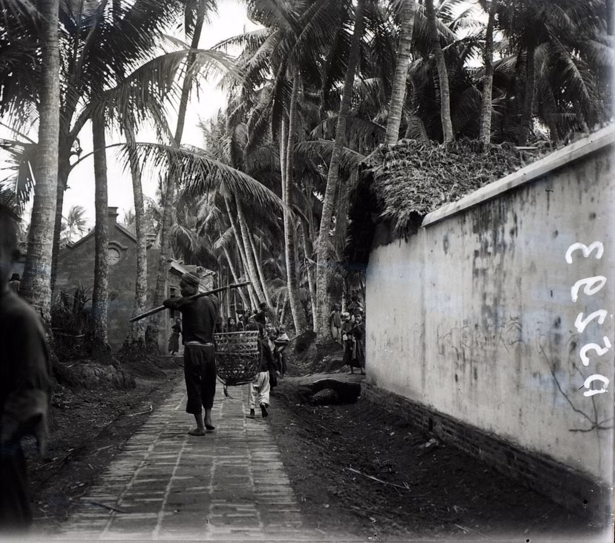 Dân làng ngạc nhiên khi được chụp hình.