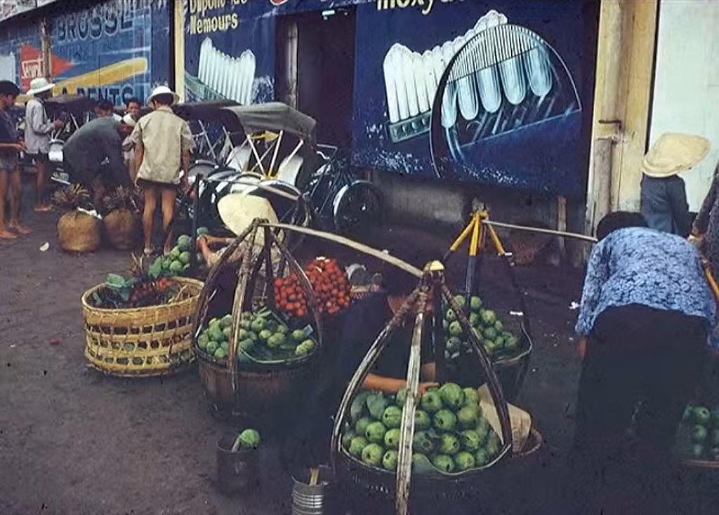 Hàng rong trên đường Phan Châu Trinh, cửa Tây chợ Bến Thành.