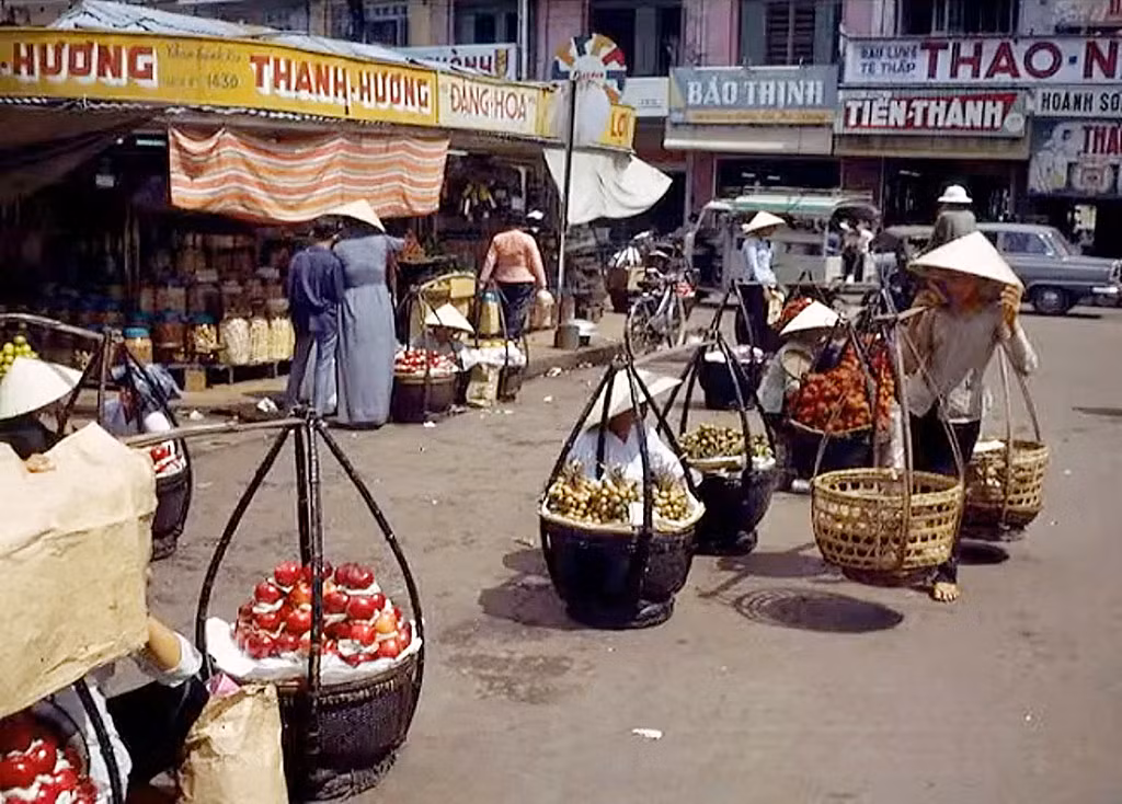 Những người bán hoa quả bày hàng giữa lòng đường Phan Bội Châu, cửa Đông chợ Bến Thành.