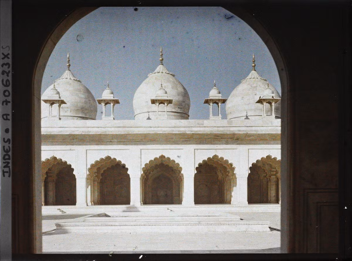 Thánh đường Ngọc trai (Moti Majid) trong Pháo đài Đỏ (Lal Qila), Agra, Ấn Độ năm 1913. Ảnh: Stéphane Passet / Collections.albert-kahn.hauts-de-seine.fr.