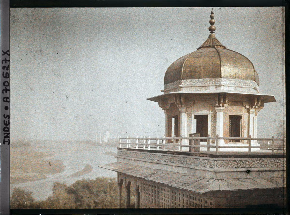 Từ tháp Hoa nhài nhìn về quần thể Taj Mahal, cách đó 2,5 km.