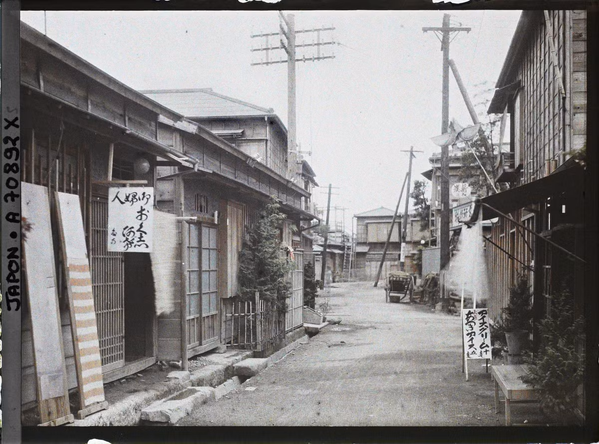 Khu dân cư ở Asakasa.