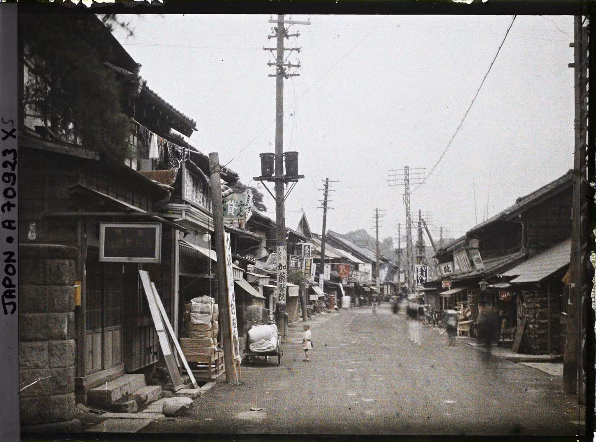 Tuyến phố thương mại ở khu phố Asakasa, quận Minato, Tokyo năm 1926. Ảnh: Roger Dumas / Collections.albert-kahn.hauts-de-seine.fr.