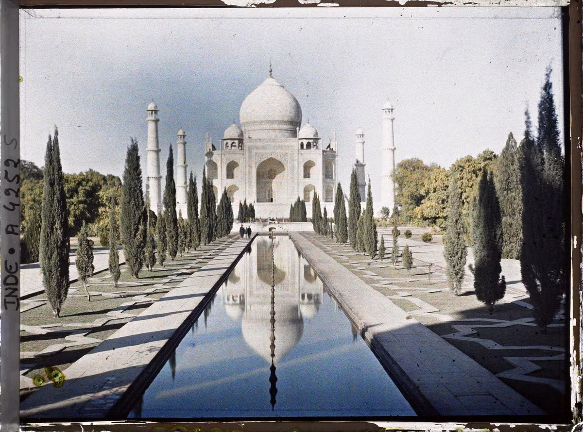 Lăng Taj Mahal phản chiếu hình ảnh xuống con kênh đào phía trước.