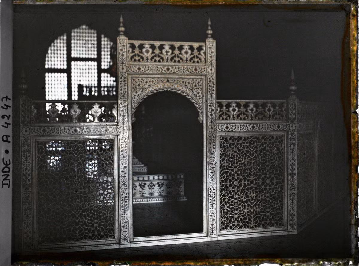 Bên trong sảnh chôn cất của lăng Taj Mahal.