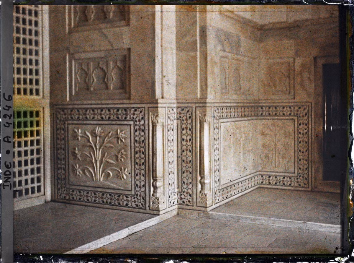 Họa tiết trang trí trên đá cẩm thạch ở một hành lang trong lăng Taj Mahal.