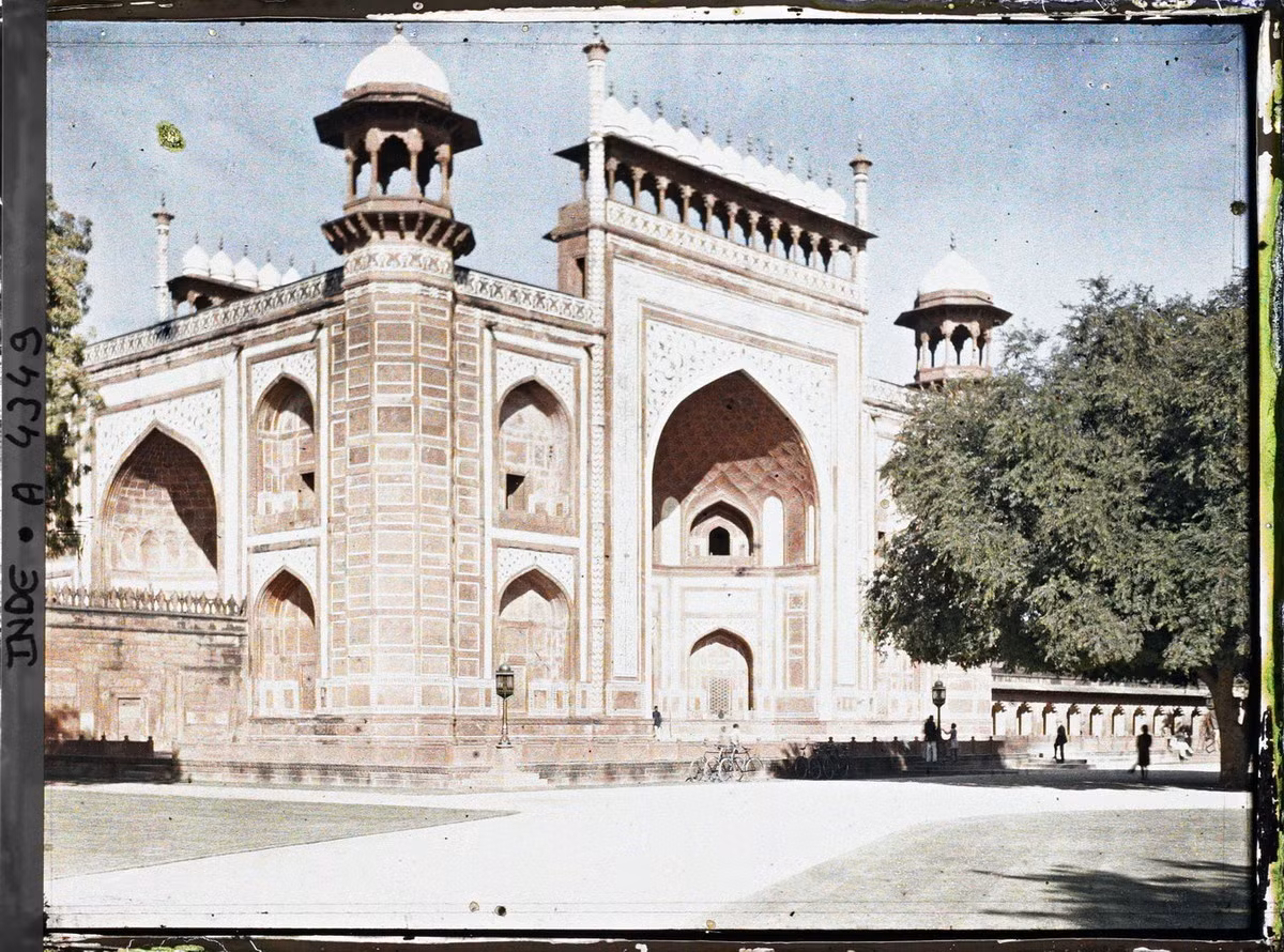 Cổng chính dẫn vào khu lăng mộ Taj Mahal ở Agra, Ấn Độ năm 1913. Ảnh: Stéphane Passet/Collections.albert-kahn.hauts-de-seine.fr.