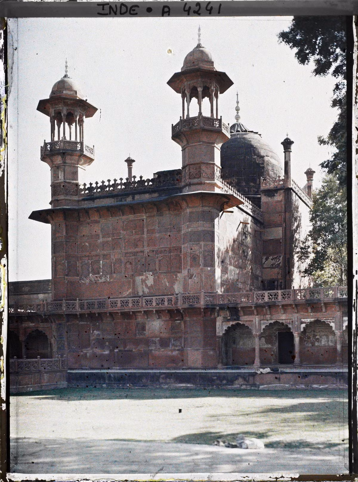 Góc nhìn khác về tháp và hành lang bao quanh Taj Mahal.