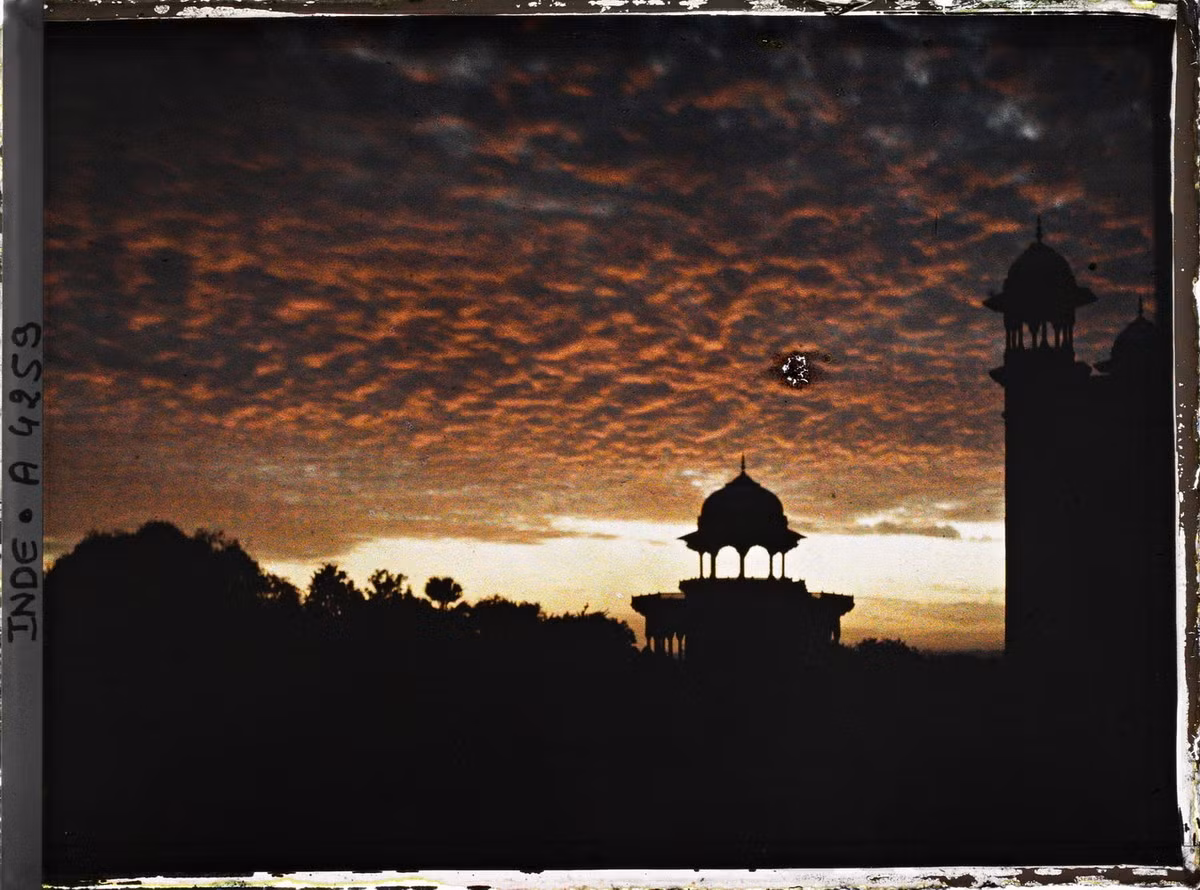 Hoàng hôn trên thánh đường Taj Mahal.