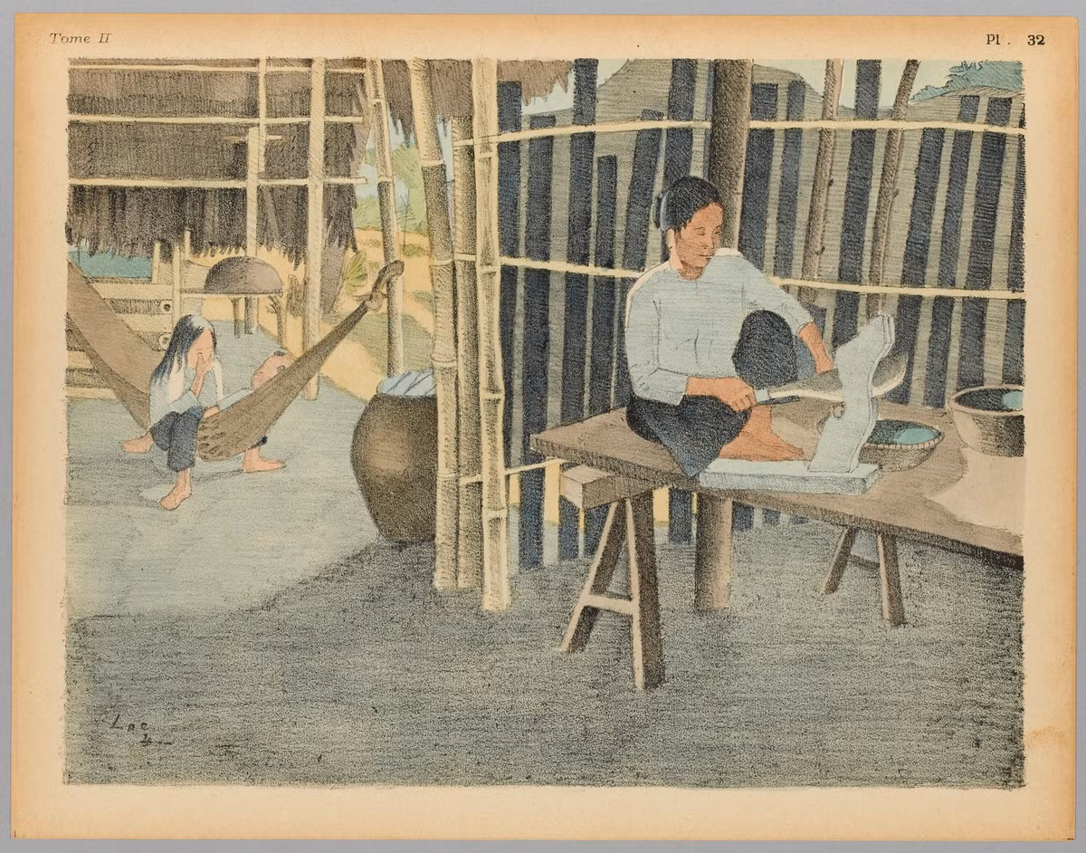 Người mẹ ngồi cắt hạt cau trong khi hai đứa con chơi đùa trên võng.