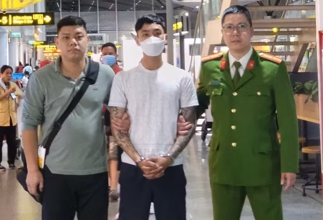 Nghi phạm truy nã nguy hiểm núp bóng nhân viên giao hàng Nghi pham truy na nguy hiem nup bong nhan vien giao hang