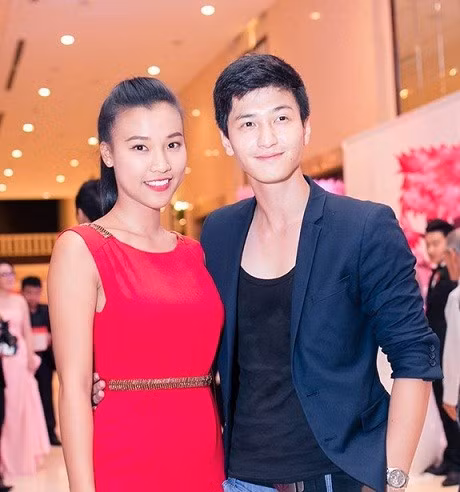 Hoàng Oanh hơn Huỳnh Anh 2 tuổi: Huỳnh Anh và bạn gái Hoàng Oanh công khai tình cảm cách đây không lâu. Cả hai nhận được sự ủng hộ từ công chúng và được khen ngợi là một trong những cặp đôi đẹp của làng giải trí Việt. Huỳnh Anh sinh năm 1992, Hoàng Oanh hơn hai tuổi nhưng cả hai đều rất tương xứng khi đứng cạnh nhau.