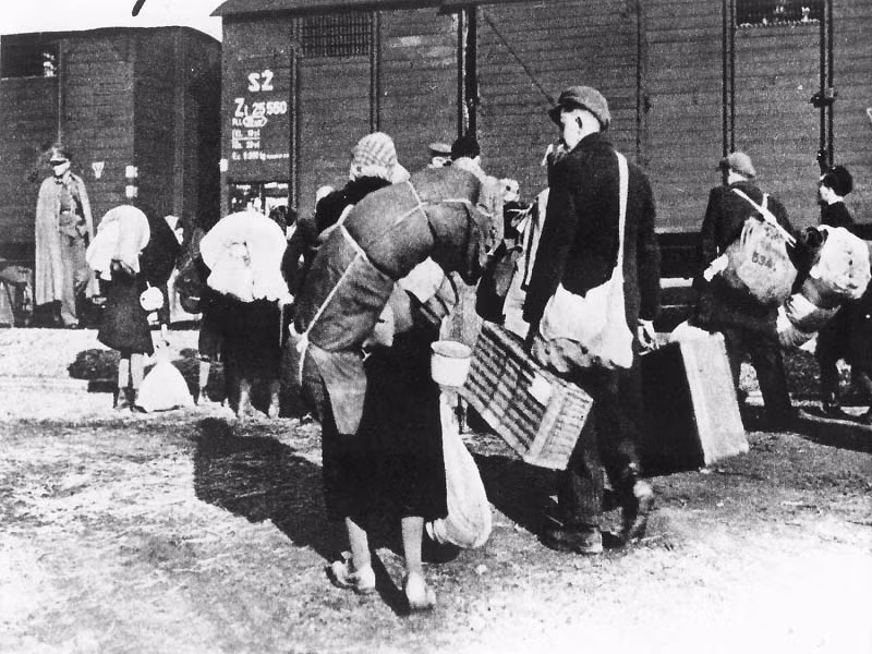 Người Do Thái ở Slovakia bị đưa đến trại tập trung Auschwitz. Ảnh chụp tại nhà ga Poprad, Slovakia tháng 3/1942.