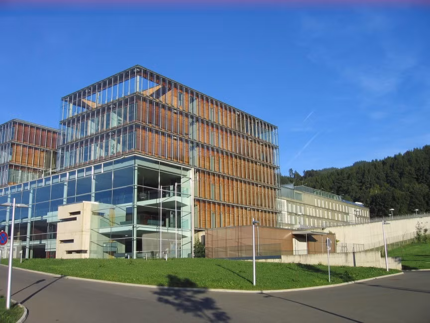 Trại giam Justizzentrum Leoben ở Áo là một trong những nhà tù kỳ lạ nhất hành tinh khi tù nhân có thể tập thể thao trong sân bóng, sân tennis, tắm nắng, trung tâm thẩm mỹ hay có không gian để ngắm cảnh...