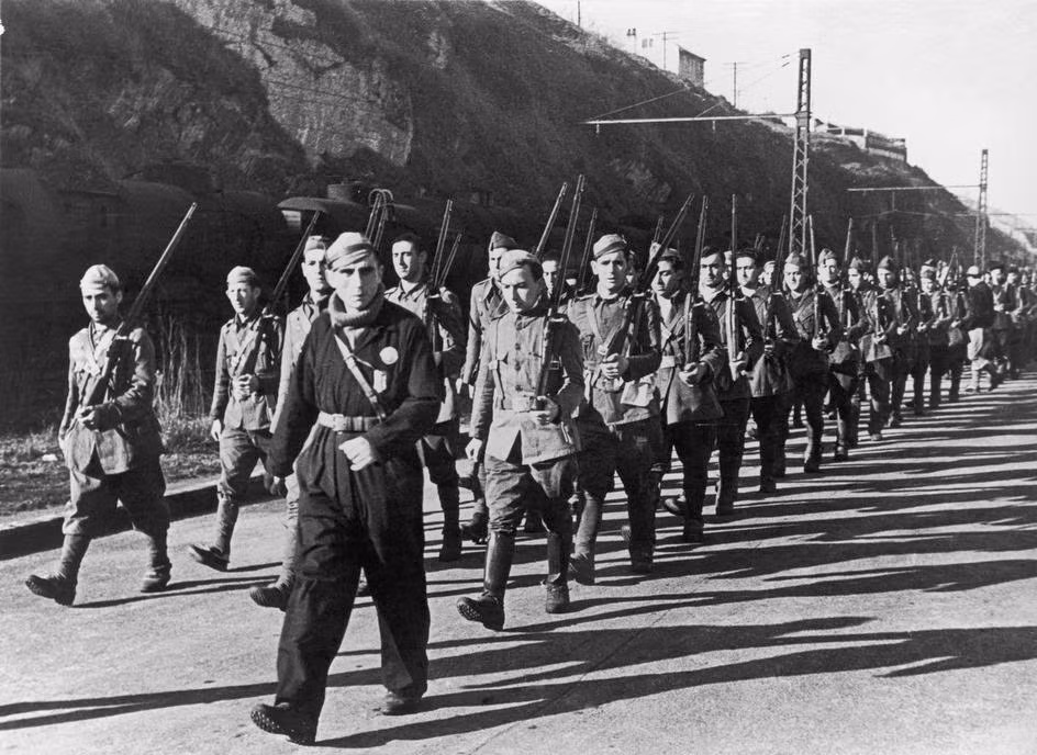 Quân đội chính phủ Cộng hòa Tây Ban Nha đệ nhị diễu hành trên đường phố năm 1937.