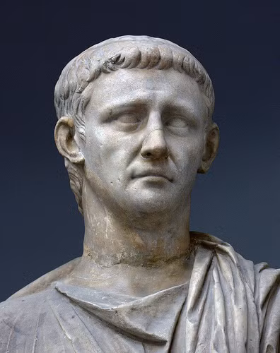 4. Hoàng đế Claudius nổi tiếng là người kém may mắn trong tình yêu. Cụ thể, lần kết hôn đầu tiên của ông bị hủy bỏ do bố mẹ của cô dâu đó gặp biến cố chính trị. Kế đến, cô dâu thứ 2 của hoàng đế Claudius đổ bệnh và qua đời ngay trong ngày cưới.