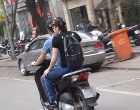 Dương Triệu Vũ không đội mũ bảo hiểm: Nam ca sĩ Trọn kiếp bình yên cũng từng bị chỉ trích khi không đội mũ bảo hiểm trong lúc ngồi xe máy. Sau làn sóng phản ứng dữ dội từ người hâm mộ, em trai của Hoài Linh lên tiếng giải thích, đó là lần thứ hai anh đi xe máy ở tại Hà Nội, do người chở không có mũ bảo hiểm và phải đi lấy xe ôtô ở một bãi đậu xe nên anh đã "liều lĩnh" đi một đoạn ngắn không có mũ bảo hiểm. Dương Triệu Vũ cho hay, anh ý thức được đó là phạm luật. Sau khi xin lỗi người hâm mộ vì hành động của mình, nam ca sĩ hứa sẽ ra Hà Nội để nộp phạt theo đúng quy định.