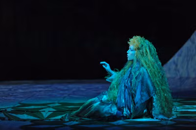 Theo truyền thuyết, Rusalka không thể sống lâu trên cạn. Tuy nhiên, với chiếc lược trên tay, cô luôn luôn an toàn khi có thể tạo ra nước bằng cách chải mái tóc của mình.